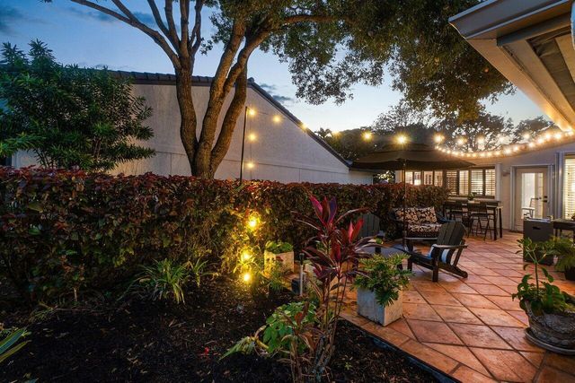 18 Bristol Lane, Boynton Beach, FL 33436