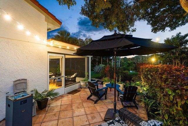 18 Bristol Lane, Boynton Beach, FL 33436