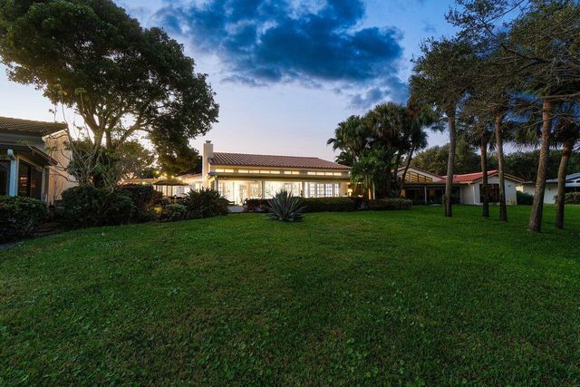 18 Bristol Lane, Boynton Beach, FL 33436