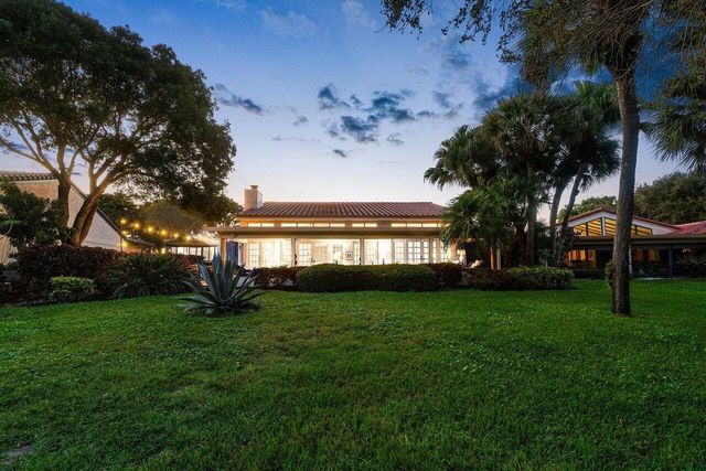 18 Bristol Lane, Boynton Beach, FL 33436