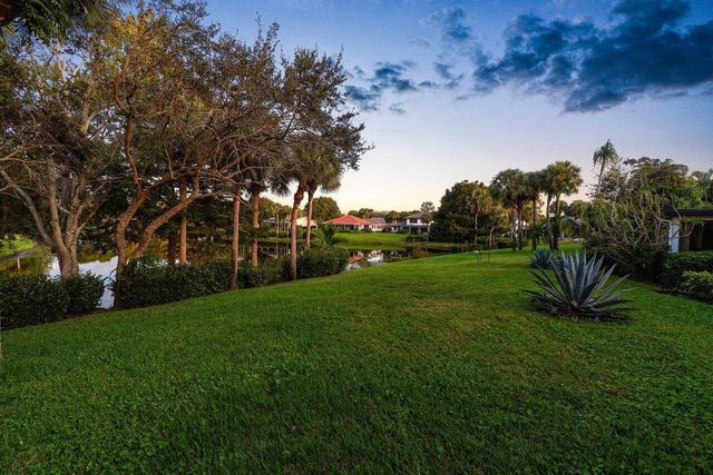 18 Bristol Lane, Boynton Beach, FL 33436