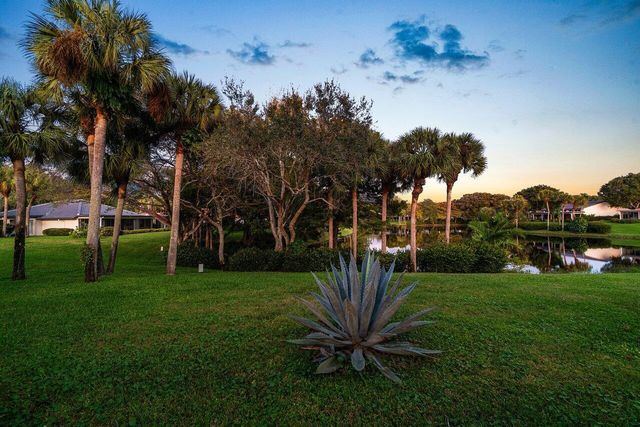 18 Bristol Lane, Boynton Beach, FL 33436