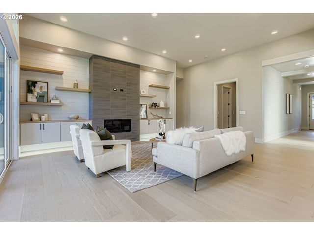 3651 Nw LANA Pl, Portland, OR 97229