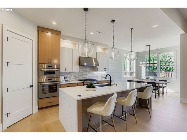 3651 Nw LANA Pl, Portland, OR 97229