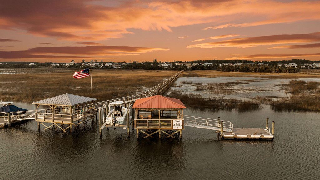 Image 11 of property listing at 2725 Parkers Landing Road, Mount Pleasant, SC 29466