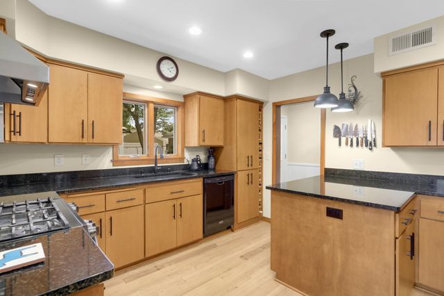 1648 Hillcrest Avenue, Saint Paul, MN 55116