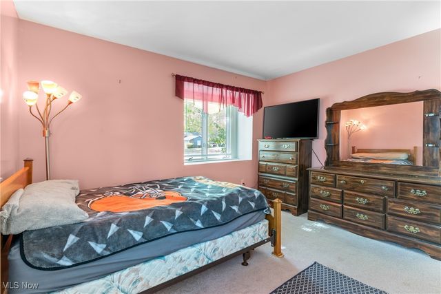 123 Woodcrest Court, Elyria, OH 44035