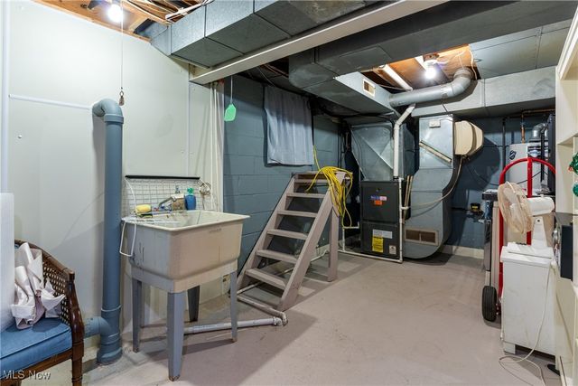 123 Woodcrest Court, Elyria, OH 44035