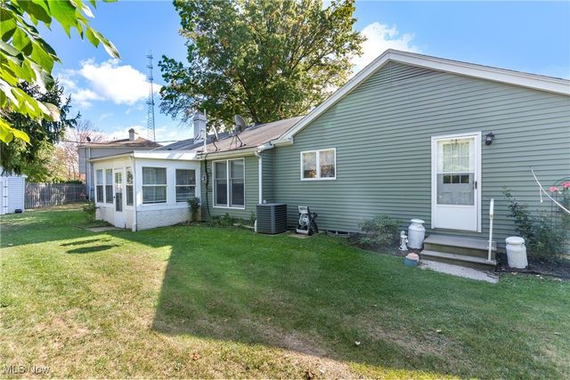 123 Woodcrest Court, Elyria, OH 44035