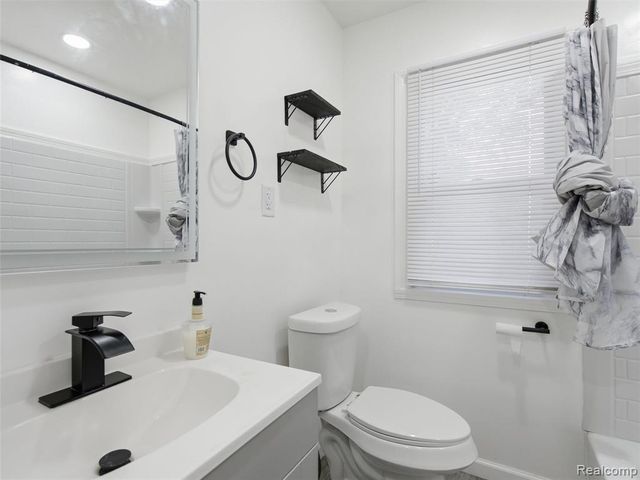 15663 Carlisle Street, Detroit, MI 48205
