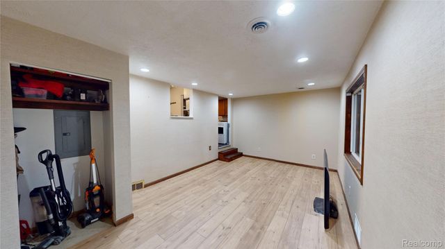 5465 Johnson Road, Flushing Charter Township, MI 48433