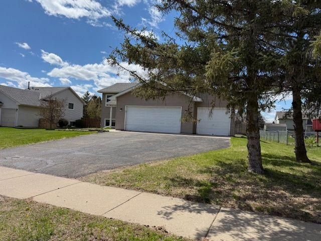 9207 Brunswick Avenue N, Brooklyn Park, MN 55443
