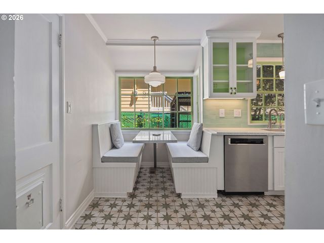 217 5TH St, Lake Oswego, OR 97034