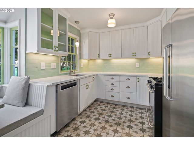 217 5TH St, Lake Oswego, OR 97034