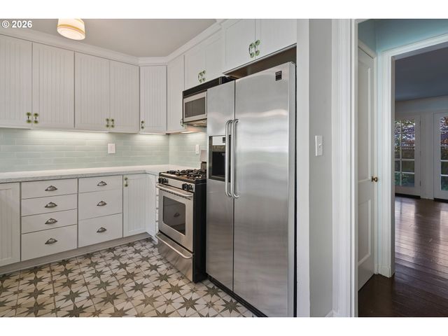 217 5TH St, Lake Oswego, OR 97034