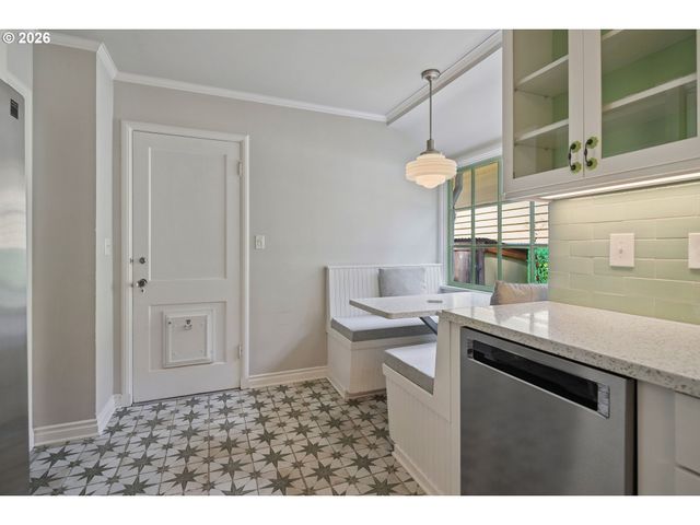 217 5TH St, Lake Oswego, OR 97034