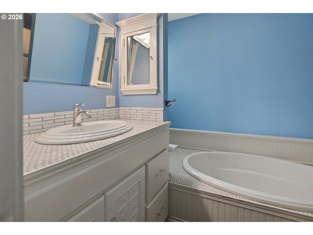 217 5TH St, Lake Oswego, OR 97034