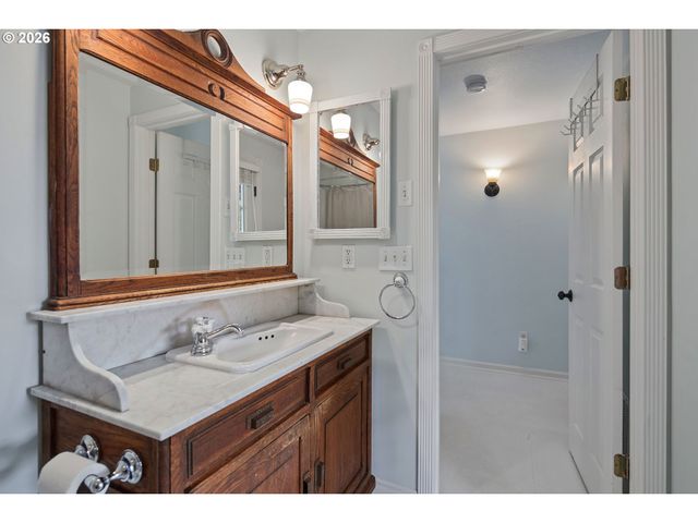 217 5TH St, Lake Oswego, OR 97034