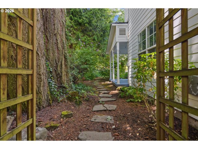 217 5TH St, Lake Oswego, OR 97034