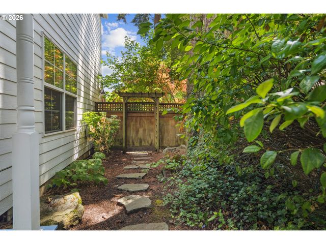 217 5TH St, Lake Oswego, OR 97034