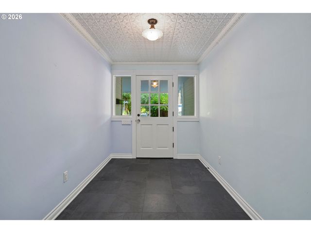 217 5TH St, Lake Oswego, OR 97034