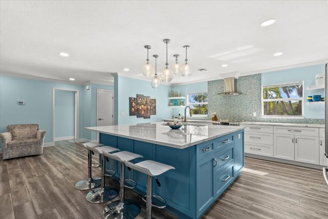 704 TROPICAL CIRCLE, Sarasota, FL 34242