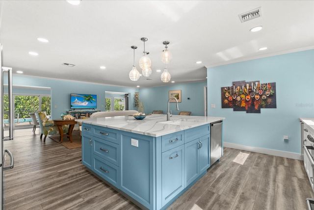 704 TROPICAL CIRCLE, Sarasota, FL 34242