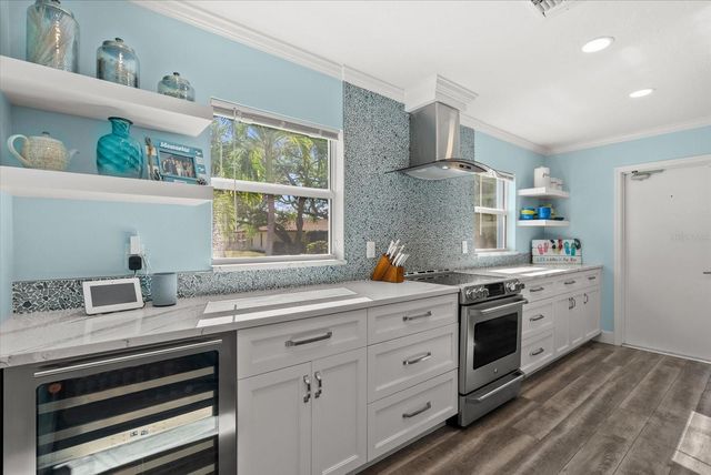 704 TROPICAL CIRCLE, Sarasota, FL 34242