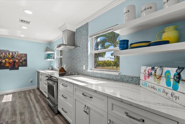 704 TROPICAL CIRCLE, Sarasota, FL 34242