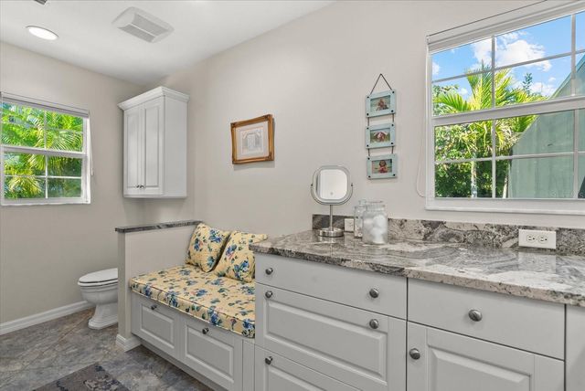 704 TROPICAL CIRCLE, Sarasota, FL 34242