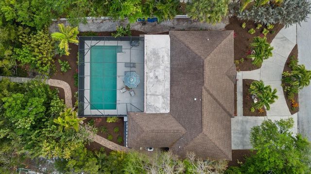 704 TROPICAL CIRCLE, Sarasota, FL 34242