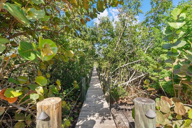 704 TROPICAL CIRCLE, Sarasota, FL 34242