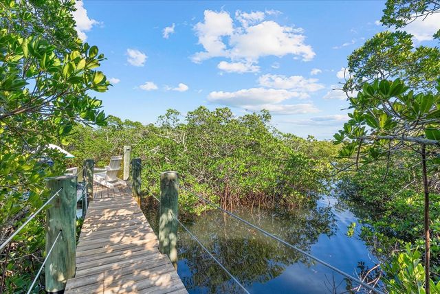 704 TROPICAL CIRCLE, Sarasota, FL 34242