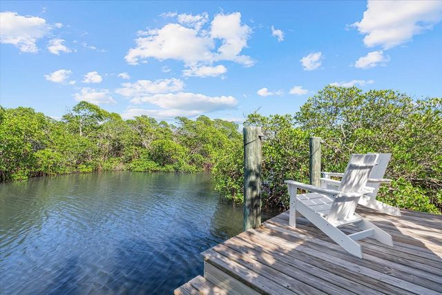 704 TROPICAL CIRCLE, Sarasota, FL 34242