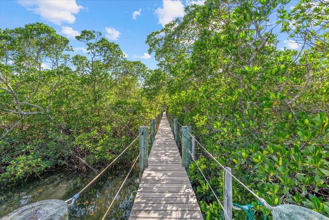 704 TROPICAL CIRCLE, Sarasota, FL 34242