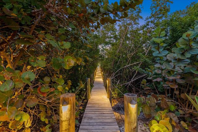 704 TROPICAL CIRCLE, Sarasota, FL 34242