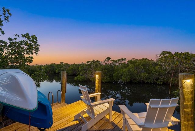 704 TROPICAL CIRCLE, Sarasota, FL 34242