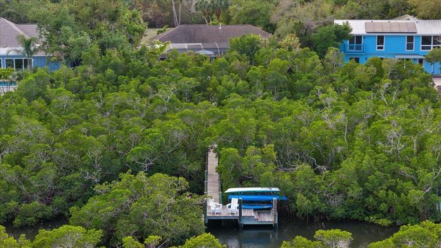 704 TROPICAL CIRCLE, Sarasota, FL 34242