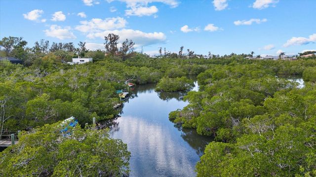 704 TROPICAL CIRCLE, Sarasota, FL 34242