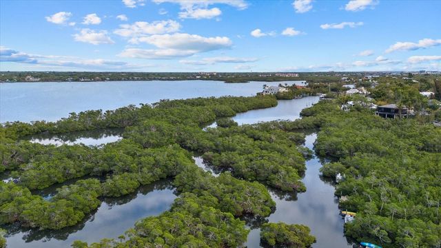 704 TROPICAL CIRCLE, Sarasota, FL 34242