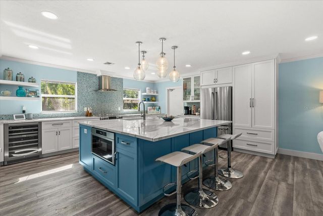 704 TROPICAL CIRCLE, Sarasota, FL 34242