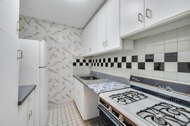 39-60 54th St 2C, Woodside, NY 11377