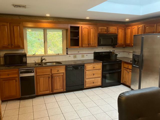 5 Clinton St, Wilmington, MA 01887