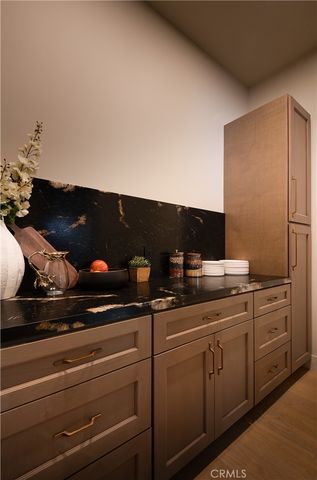 15719 Hartsook, Encino, CA 91436