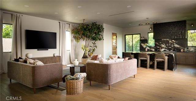 15719 Hartsook, Encino, CA 91436