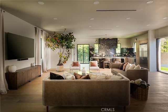 15719 Hartsook, Encino, CA 91436