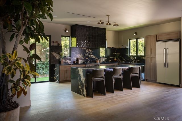 15719 Hartsook, Encino, CA 91436