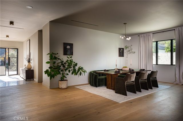 15719 Hartsook, Encino, CA 91436