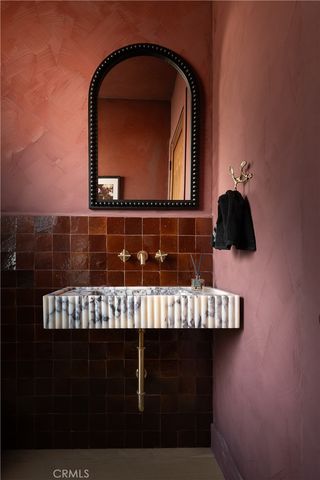 15719 Hartsook, Encino, CA 91436