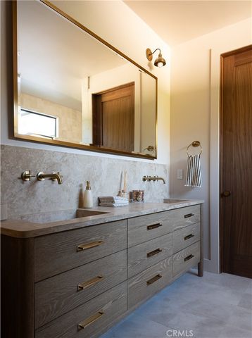 15719 Hartsook, Encino, CA 91436